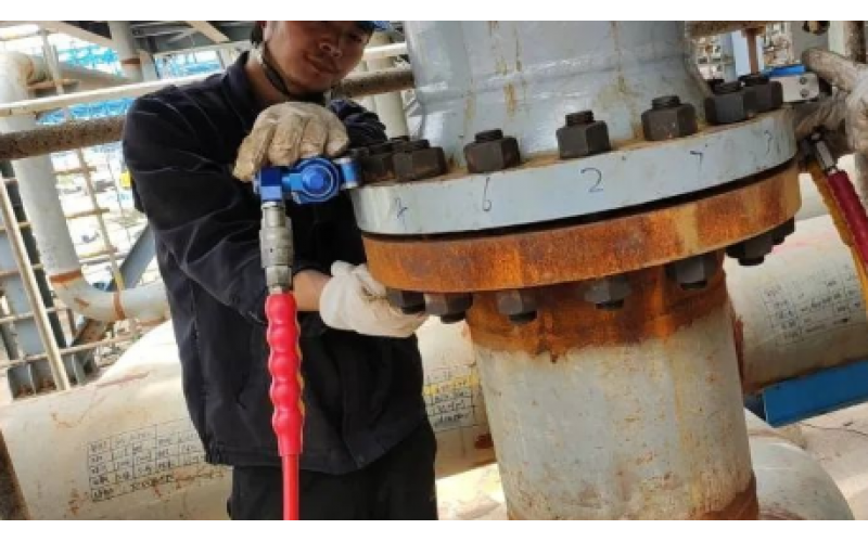 冶金余热回收设备螺栓安装预紧选用KWZK完美网页版登录入口液压力矩扳手